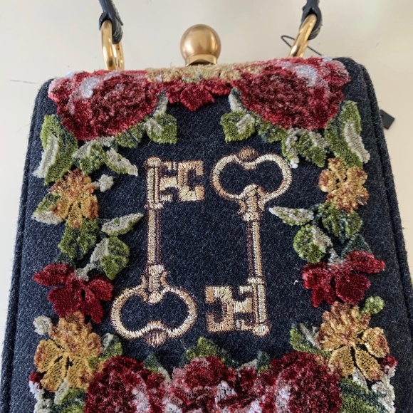 Dolce Gabbana Velv. embroidered Keys/Roses handbag - Picture 3 of 7